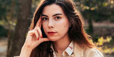 Confident woman looking straight ahead, illustrating the financial clarity of people who refuse to spend money on useless things and save thousands.