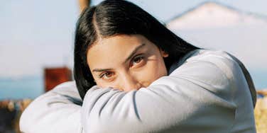 Anxious person pulling away during a relationship moment showing the habits of people who subconsciously sabotage relationships they don’t want to last.