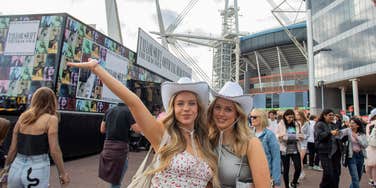 swifties who are raising money for food banks