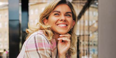 Confident woman demonstrating authentic independence, illustrating how women who crave real strength cultivate self-reliance and personal empowerment.