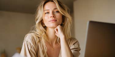 person pausing thoughtfully while reflecting on romantic feelings, illustrating the expert-backed questions that reveal whether attraction is infatuation or real love