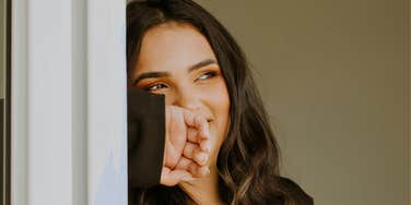 woman taking a calm grounding moment, illustrating the simple daily habits that help people stay unflappable and live a genuinely happy life