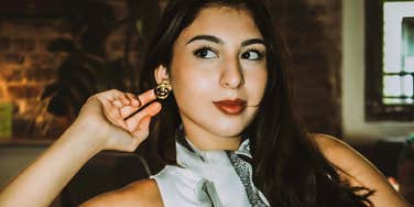 thoughtful woman observing a man during a quiet conversation, illustrating the subtle questions that reveal a man’s true character beneath the surface