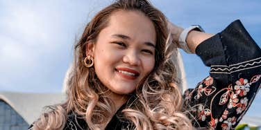 Woman breaks free of things that keep her unhappy.