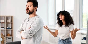 Emotional couple arguing at home showing the facial expression that predicts divorce with 93.6% accuracy.