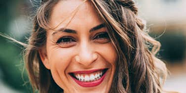 Happy woman does not feel self-conscious.