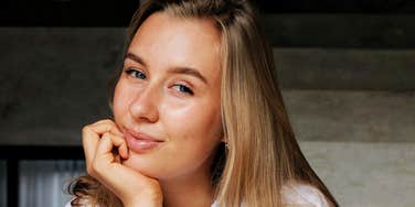 Conceited person dominating a conversation with dismissive body language showing the things highly conceited people do when talking to others.