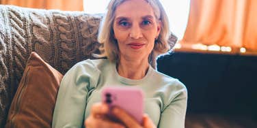 If Your Mom Texts These Phrases, She Probably Feels Lonely And Needs Your Attention