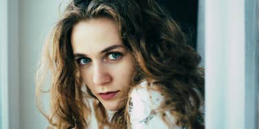  person sitting alone in the evening surrounded by dim light, illustrating the subtle nighttime habits many unhappy people fall into without realizing it.