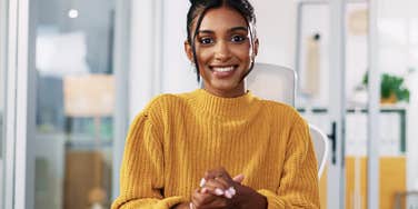smiling woman faking her intelligence in conversation