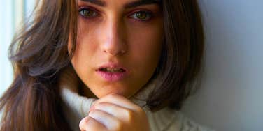 People Who Go Pretty Much Non-Verbal When They’re Hanging Out In A Group Usually Have These Reasons