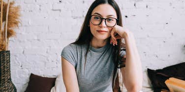 People With Actual Common Sense Avoid Mistakes That Everyone Else Makes Daily woman with common sense avoiding making mistakes looking happy