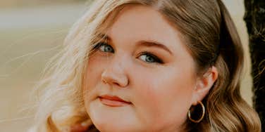 Woman asks herself questions because she doesn't know what she is doing.