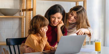kids siting with mom in front of laptop