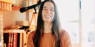 Parent at home in a relaxed learning environment, embodying the daily habits that make homeschooling successful and sustainable.