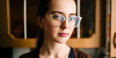 People Who Grew Up Never Having Enough Money Usually Experienced These Very Specific Things young woman who grew up without money feeling shame