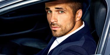 body language signs someone not a good person 