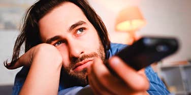  difficult traits of people who are always on their phone while watching tv 