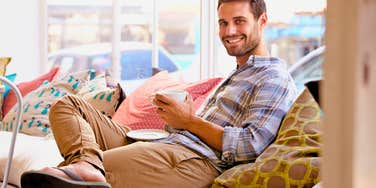 man wearing flip flops instead of regular shoes out in public