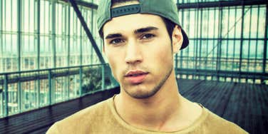 Men Who Pull Away When Things Get Serious Usually Share These Traits