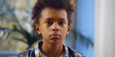 mom makes son hold heavy box after bullying classmates