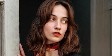 Introvert does things at social setting.