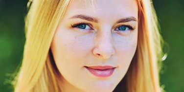 narcissistic woman smiling slyly