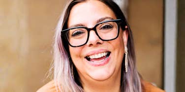 A confident professional woman smiling during a job interview, illustrating how to answer tricky questions and project confidence to impress hiring managers.