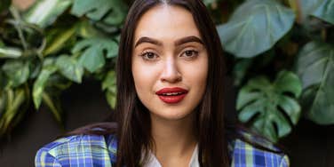 genius woman smiling about to have a conversation