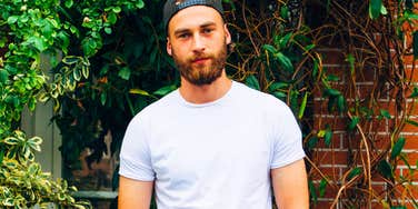 Men Who Beg A Woman To Stay & Then Resent Her For Being There Usually Have These Frustrating Traits