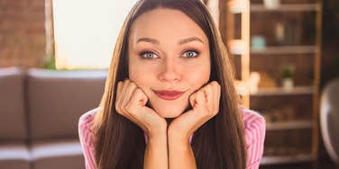 intelligent woman thinking trying to decipher differences between geniuses and average people