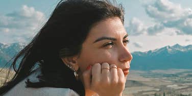 Woman stays calm in an emergency by relying on mental habits