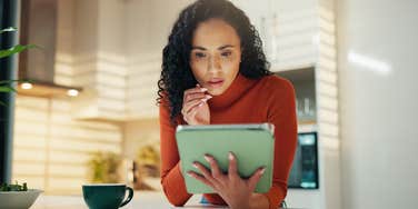 woman emails late father receives unexpected response