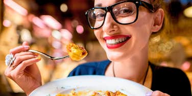 woman eating the same meal of pasta every day