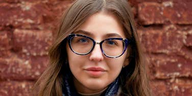 What woman notices first in the picture makes her emotionally intelligent.