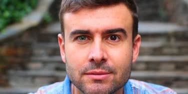 man with heterochromia who has a big ego