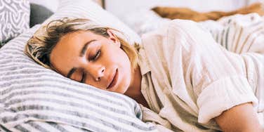 A woman experiencing deep, restorative sleep in a tranquil setting, illustrating the NASA-inspired 'Artemis' napping technique designed for optimal brain recovery.