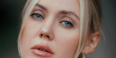 Woman misses subtle red flags.