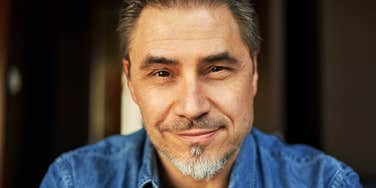 A portrait of a confident mid-adult man, illustrating the psychological tricks used by elite memory performers to improve recall.