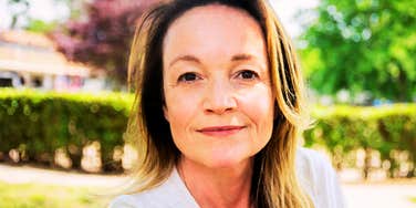 A serene woman in her fifties sitting in nature, representing 'affective regulation' and the rare habits that prevent stress during major life changes.