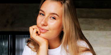 A woman with a joyful, radiant expression; a visual representation of the rare mental habits that allow individuals to stay happy during difficult times.