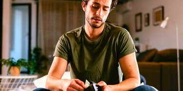 Small Money Habits That Separate People Who Stay Broke From Those Who Don’t