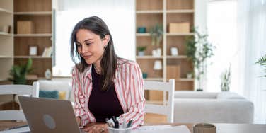 woman losing money by working remotely