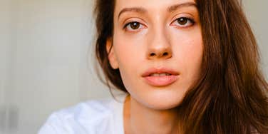 Subtle Signs Someone Has A Complicated Relationship With Their Family & It’s Affecting The Rest Of Their Life