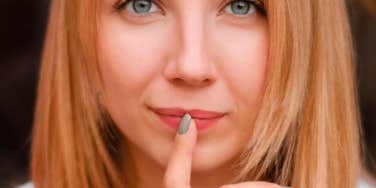 Subtle Ways People Show They’re Paying Attention To Everything Without Saying Much