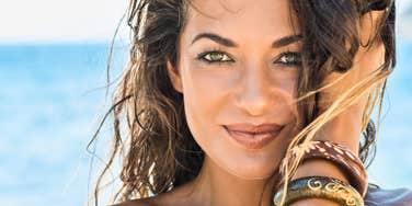 ways women who comfortable alone love people differently