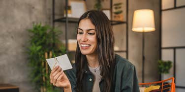 smiling woman reading note
