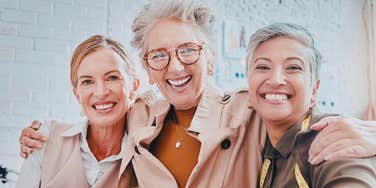 Woman normalize makeup-free aging.