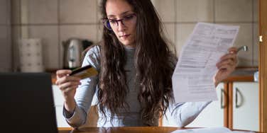 adult daughter blames parents financial problems 