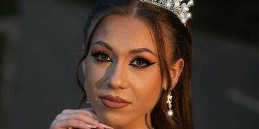 Beauty pageant queen has love lessons.